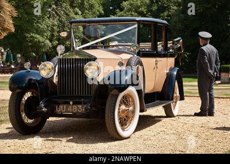 Inscription UU 4834 Rolls Royce utilisé comme voiture de mariage. La mascotte emblématique Rolls-Royce, l'esprit de l'Ecstasy, a été universellement reconnue et admirée. Banque D'Images
