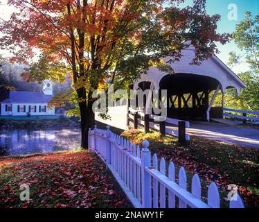 Pont couvert de feuilles d'AUTOMNE STARK NEW HAMPSHIRE USA Banque D'Images