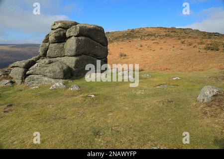 Vue vers Chinkwell tor depuis Bell Tor, près de Widecombe, Dartmoor, Angleterre, Royaume-Uni Banque D'Images