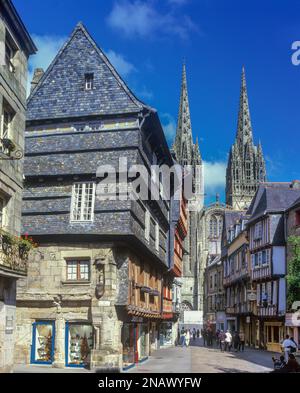 RUE KEREON QUIMPER CATHÉDRALE Saint-corentin BRETAGNE FRANCE Banque D'Images