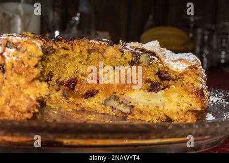 SideView sur un gâteau ouvert coupé avec des fruits secs, des noix de pécan et des tranches de pomme. Pas de sucre. Banque D'Images