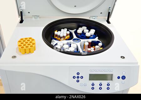 Centrifugeuse de table multifonction avec échantillons Banque D'Images