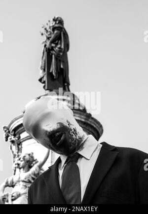 Zombie portant un costume d'affaires et une cravate rouge participant au défilé de Zombie à la place de la République à Paris, France. Photo historique noir blanc. Banque D'Images