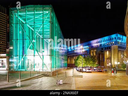 Boston : le hall de la gare MBTA du Government Center illumine City Hall Plaza ; l'hôtel de ville se trouve sur la droite. (Septembre 2019) Banque D'Images