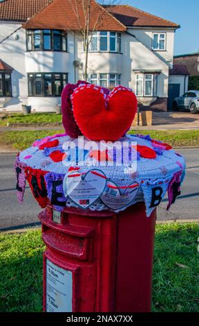 Un travail de crochet public créatif avec un thème de la Saint-Valentin Banque D'Images