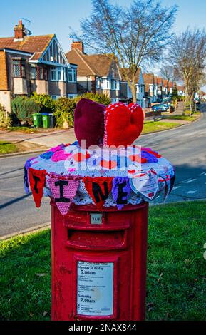 Un travail de crochet public créatif avec un thème de la Saint-Valentin Banque D'Images