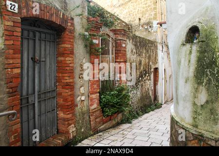 Gaeta, Italie. Allée dans la vieille ville. Petit sanctuaire dans le mur avec une Vierge sculptée. Banque D'Images