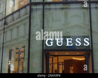 Vienne, Autriche - 8 août 2022 : façades de la boutique de devinettes . Guess est une marque américaine de vêtements de la ligne autres accessoires de mode en plus des vêtements, Banque D'Images