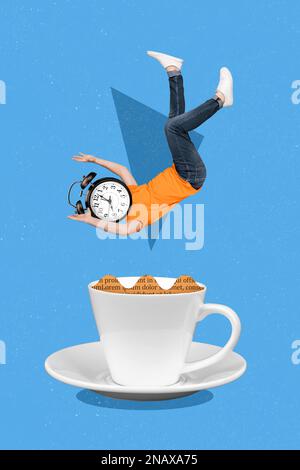 Design photo composite vertical créatif de type étrange sans tête horloge au lieu de la tête tombant dans une tasse de café isolé dessin arrière-plan Banque D'Images