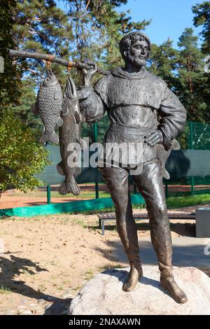 Zelenogorsk, Russie-vers sept, 2021: Sculpture d'un pêcheur dans le parc de culture et de loisirs de Zelenogorsk. Région de Leningrad Banque D'Images