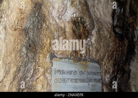 Gaeta, Italie. L'empreinte légendaire de la main sur le mur de Split Mountain, avec une inscription en latin. Banque D'Images