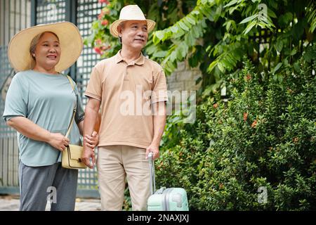 Les touristes seniors attendent le transfert à l'aéroport Banque D'Images