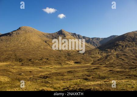 Vue sur les montagnes couvertes de bruyère de Glen Shiel dans les Highlands écossais avec la selle en arrière-plan Banque D'Images