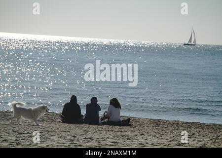 Gaeta, Italie. Les gens qui profitent d'une chaude journée d'hiver à Serapo Beach. Banque D'Images