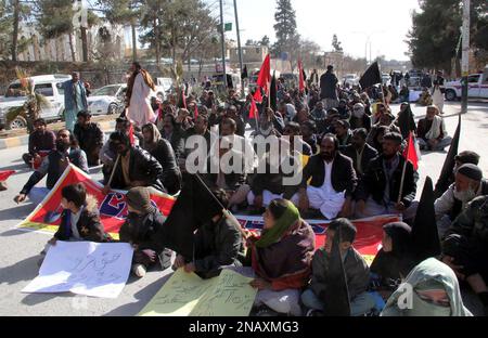 Les membres de l'Association des travailleurs municipaux du Baloutchistan tiennent des manifestations contre les politiques de la FIOM et le chômage massif, l'augmentation du prix des produits d'utilisation quotidienne et la hausse des prix de l'inflation, en dehors de l'Assemblée du Baloutchistan à Quetta lundi, 13 février 2023. Banque D'Images