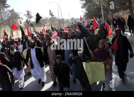 Les membres de l'Association des travailleurs municipaux du Baloutchistan tiennent des manifestations contre les politiques de la FIOM et le chômage massif, l'augmentation du prix des produits d'utilisation quotidienne et la hausse des prix de l'inflation, en dehors de l'Assemblée du Baloutchistan à Quetta lundi, 13 février 2023. Banque D'Images