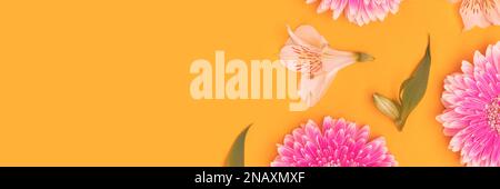 Bannière avec gerbera et fleurs d'alstroemeria éparpillées sur fond jaune. Place pour votre conception. Banque D'Images