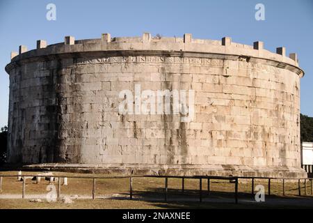 Gaeta, Italie. Le mausolée du sénateur romain L. Munazio Planco (né en 22 av. J.-C.). Banque D'Images