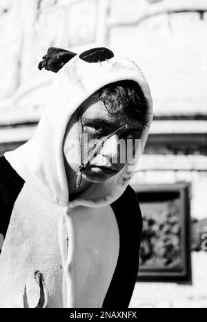 PARIS, FRANCE - 3 OCTOBRE 2015 : zombie Panda homme avec fermeture éclair ouvrant son visage participant au défilé de Zombie à la place de la République. Zombie Walk i Banque D'Images