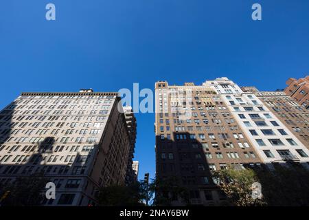 Des rangées de bâtiments résidentiels de luxe se trouvent le long de Park Avenue dans la ville de New York Banque D'Images