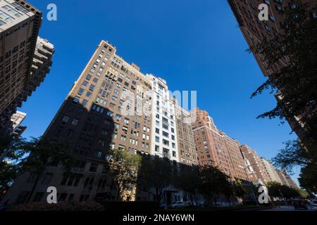 Des rangées de bâtiments résidentiels de luxe se trouvent le long de Park Avenue dans la ville de New York Banque D'Images