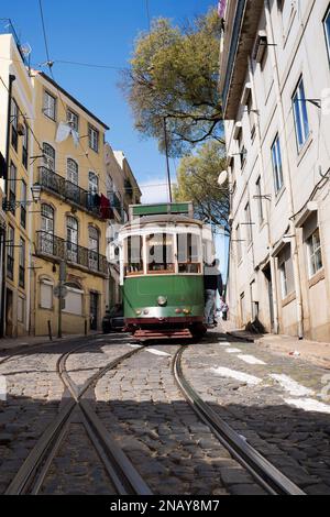 Tramway vert touristique dans le quartier de Bairro Alto, Lisbonne, Portugal Banque D'Images