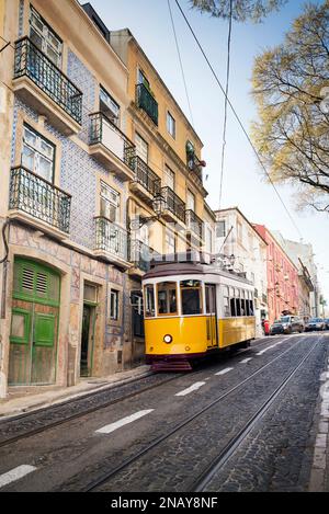 Tram jaune touristique dans le quartier de Bairro Alto, Lisbonne, Portugal Banque D'Images