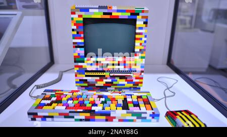 Varsovie, Pologne. 10 février 2023. À l'intérieur du musée Apple. Macintosh Classic « Lego » Banque D'Images