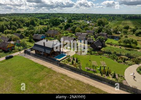 vue panoramique aérienne sur l'éco-maison en bois ou la ferme dans un village verdoyant Banque D'Images