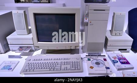 Varsovie, Pologne. 10 février 2023. À l'intérieur du musée Apple. Ordinateur Macintosh Quadra 950. Banque D'Images