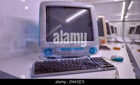 Varsovie, Pologne. 10 février 2023. À l'intérieur du musée Apple. Ordinateur iMac. Banque D'Images