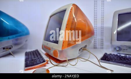 Varsovie, Pologne. 10 février 2023. À l'intérieur du musée Apple. Ordinateur iMac. Banque D'Images