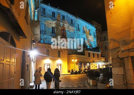 Gaeta, Italie. Les gens qui marchent dans une rue de la ville illuminés pendant la saison de Noël. Banque D'Images