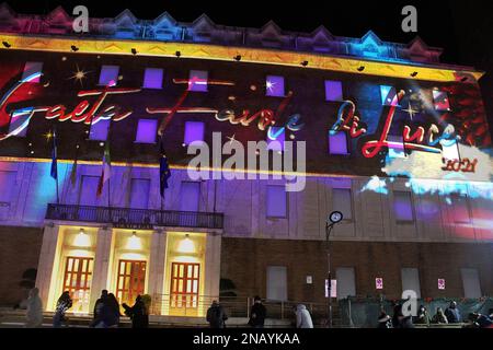 Gaeta, Italie. Lumières de Noël sur la façade de l'hôtel de ville. Banque D'Images