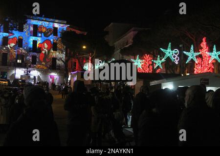 Illuminations de Noël dans les rues de Gaeta, Italie Banque D'Images