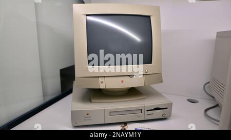 Varsovie, Pologne. 10 février 2023. À l'intérieur du musée Apple. Ordinateur Perforforma 6115CD. Banque D'Images