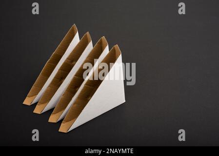 Protecteur de coin de bord de papier sur un noir. Protection dans l'emballage Banque D'Images