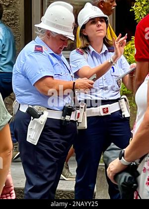 Deux policiers municipaux affrontent un touriste devant la Piazza della Duomo à Florence, en Italie Banque D'Images