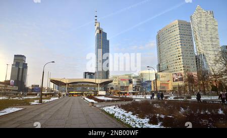 Varsovie, Pologne. 10 février 2023. Paysage urbain avec architecture de bâtiments. Banque D'Images