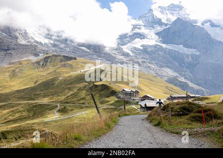 Sentier de randonnée de Mannlichen à Wengen, en arrivant à la gare de Kleine Schedegg. Alpes alpines, point de vue du glacier Eiger, Alpes bernoises. Banque D'Images