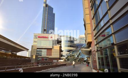 Varsovie, Pologne. 10 février 2023. Rue d'hiver d'une grande ville. Circulation dans le centre-ville de Varsovie. Banque D'Images