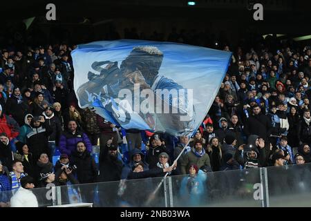 Naples, Italie. 12 févr. 2023. Un partisan de Naples fait passer un drapeau de Victor Osimhen lors du match de la série A TIM entre SSC Napoli et US Cremonese au Stadio Diego Armando Maradona Naples Italie le 12 février 2023. Credit:Franco Romano/Alamy Live News Banque D'Images