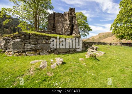 Les ruines du château de Dun Telve sur un matin ensoleillé de printemps Banque D'Images