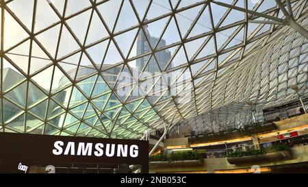 Varsovie, Pologne. 10 février 2023. L'intérieur du centre commercial Golden Terraces. Banque D'Images