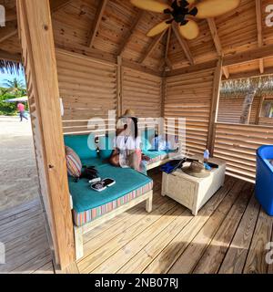 Bahamas - 7 décembre 2021: Une belle femme dans un Cabana à Coco Cay qui est Royal Caribbean Cruise Lines RCL île privée dans les Bahamas. Banque D'Images