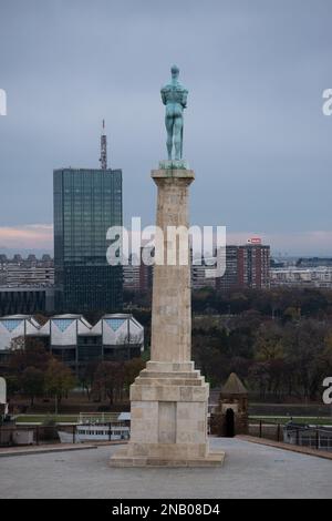 Le monument Victor (pobednik) se ferme de derrière pendant la journée de ciel, et le nouveau Belgrade en arrière-plan Banque D'Images