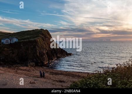 La vue sur la plage de Mouthwell Sands au coucher du soleil, Hope Cove, Devon, Royaume-Uni. Banque D'Images