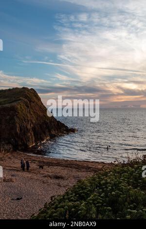 La vue sur la plage de Mouthwell Sands au coucher du soleil, Hope Cove, Devon, Royaume-Uni. Banque D'Images