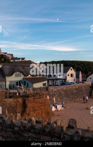 Vue sur la plage de Methwell Sands à Hope Cove, Devon, au coucher du soleil. Banque D'Images