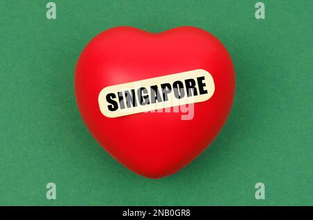 Amour de la mère patrie. Sur une surface verte se trouve un coeur rouge avec l'inscription - Singapour Banque D'Images